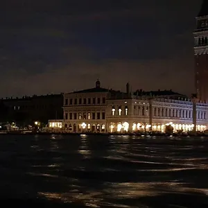 https://mariangela-artists-lodge-venice-30121.hotelslidodijesolo.com